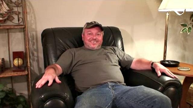 крепкий рабочий джо любит двоих и трахается на свежем воздухе