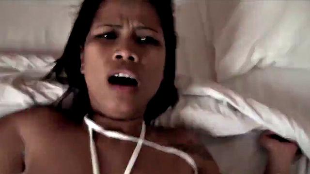 тайская милфа трахается с иностранцем в спальне