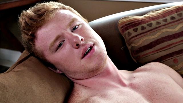 A muscular amateur babe tease and jerk off in solo playtime