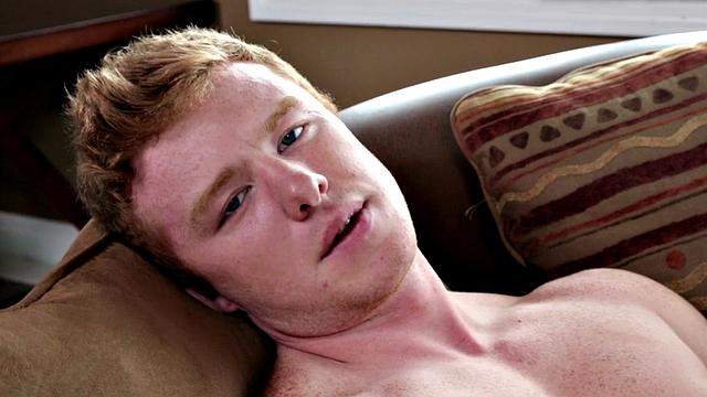 A muscular amateur babe tease and jerk off in solo playtime