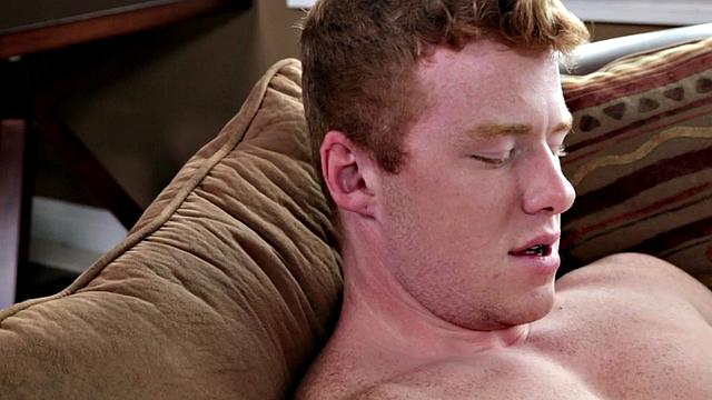 A muscular amateur babe tease and jerk off in solo playtime