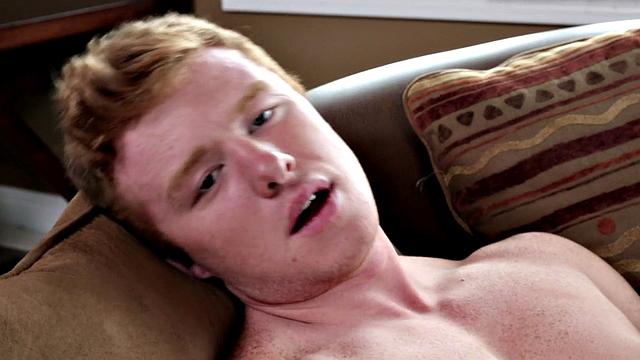 A muscular amateur babe tease and jerk off in solo playtime