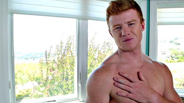 A muscular amateur babe tease and jerk off in solo playtime