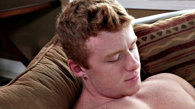 A muscular amateur babe tease and jerk off in solo playtime