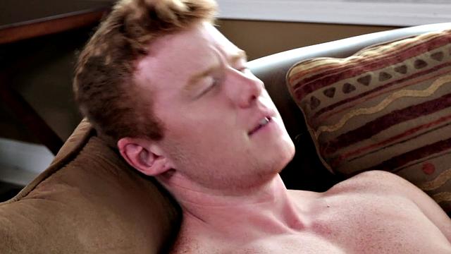 A muscular amateur babe tease and jerk off in solo playtime