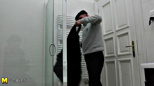 зрелая развратница ловит грязного старика в душе