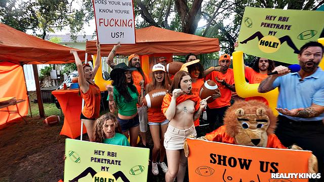 футбольные фанатки показывают, как разогреться до матча