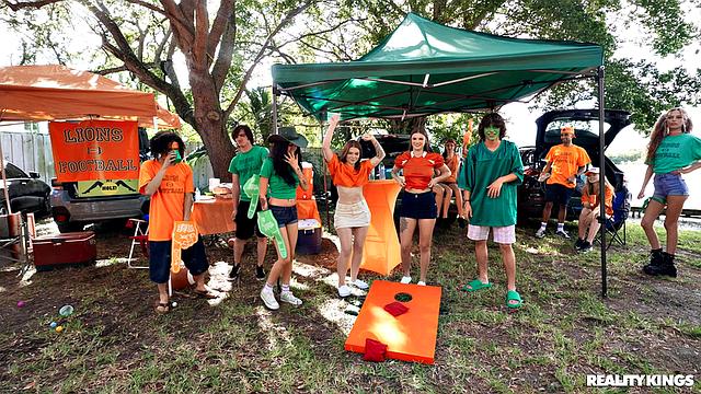 футбольные фанатки показывают, как разогреться до матча