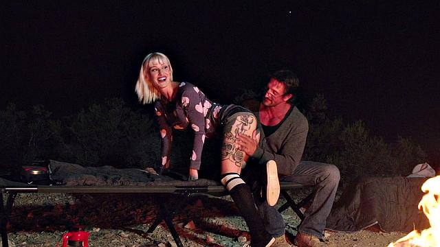 жаркая блондинка в пустыне: лижет жопу под звёздами, кто-то следит из тени