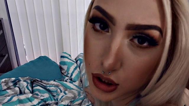 Горячая блондинка с огромными сиськами отсасывает и ебётся в позе догги