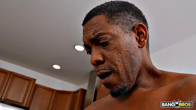 Рыжая раздевается и трахается с отчимом на диване