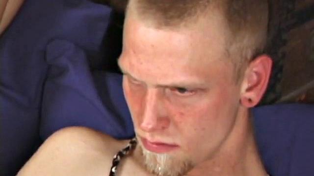 Брэндон и Адам балуются толстыми дилдо друг с другом