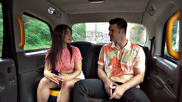 пышногрудая красотка трахается с большим белым членом в машине