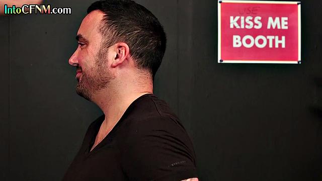 Девушки в бикини жадно минетят на вечеринке без одежды мужчин, сперма летит на лицо чуваку.