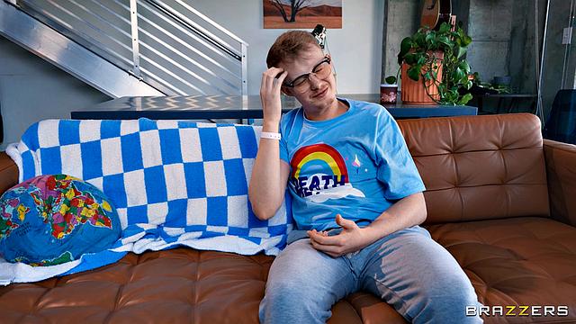 мачеха разводит на анал прямо под носом у девушки