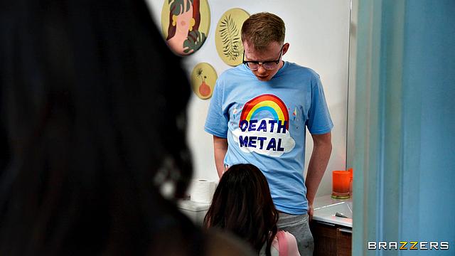 мачеха разводит на анал прямо под носом у девушки