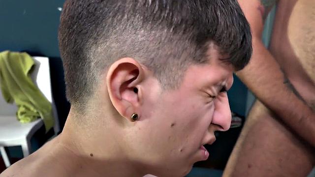 Amateur DILF nails twinks in locker room till cumshot