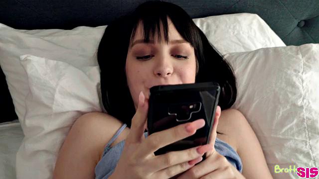 брюнетка строит из себя скромницу, а потом с удовольствием заглатывает