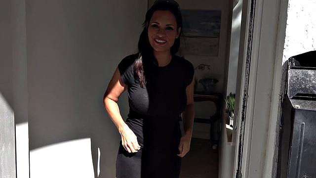 Никки Старлет теряет штаны и радует постель своими формами