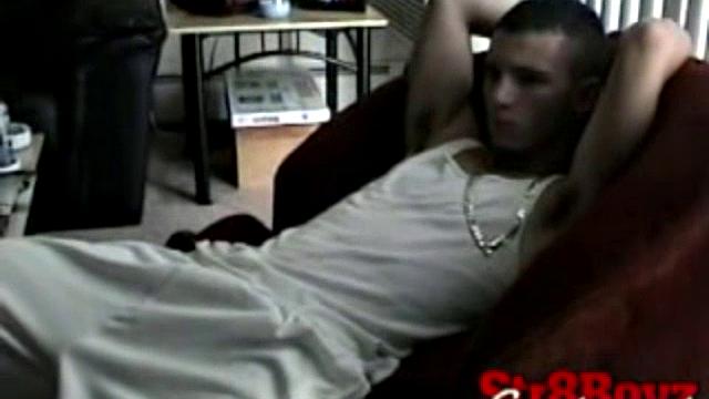 Адам дрочит и сосёт член в одиночестве дома