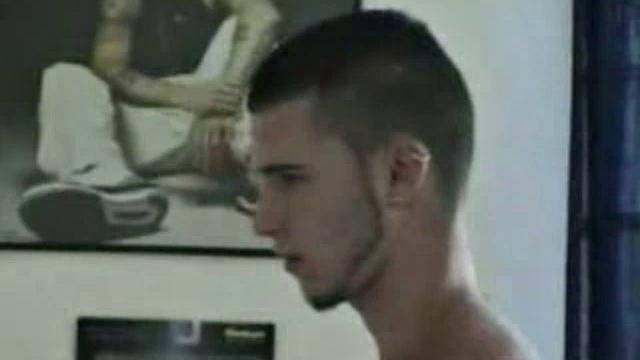 Адам дрочит и сосёт член в одиночестве дома