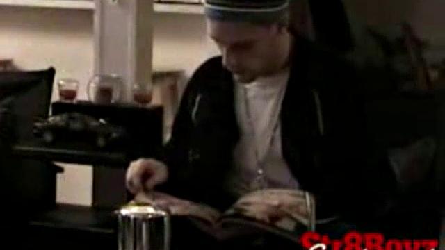 Адам дрочит и сосёт член в одиночестве дома