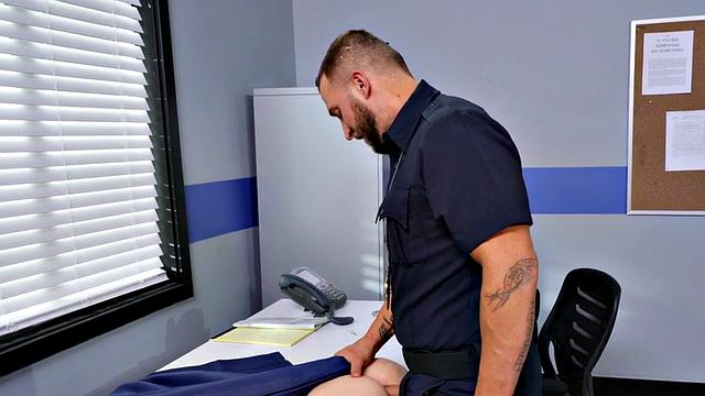 бисексуальная копша с сиськами устраивает тройничок прямо на посту