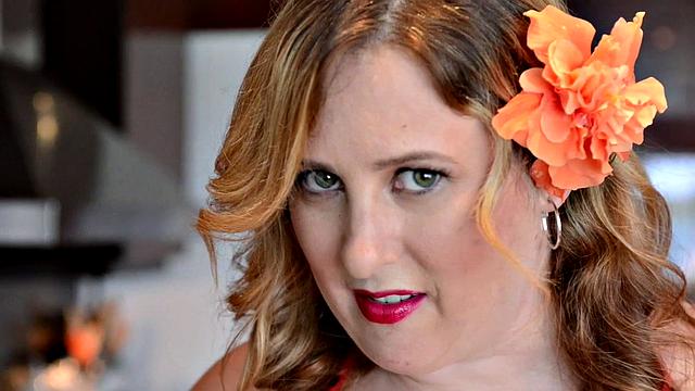 Пышная блондинка разносит кухню в мокрой соло