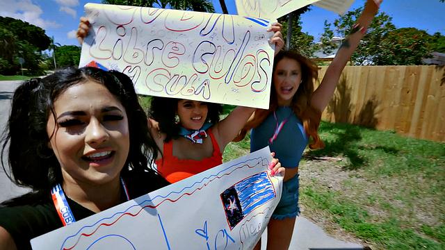 Кубинки трясут жопами за свободу, а потом трахаются на диване ради Кубы