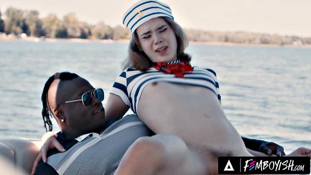 Yuna Yule в морском костюме страстно сосет Harrison Feels на яхте под солнцем летающе сексуальной страсти.