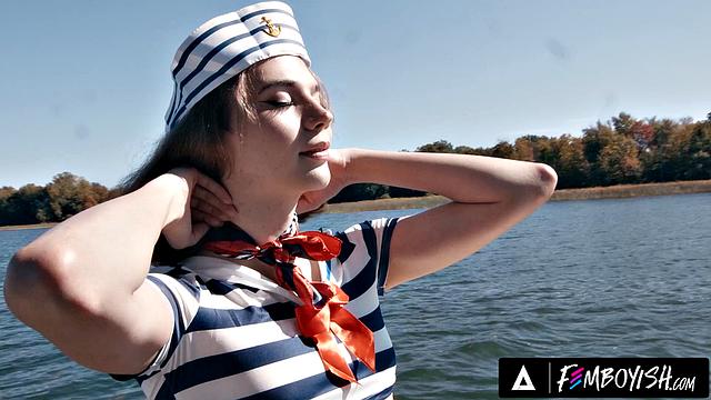 Yuna Yule в морском костюме страстно сосет Harrison Feels на яхте под солнцем летающе сексуальной страсти.