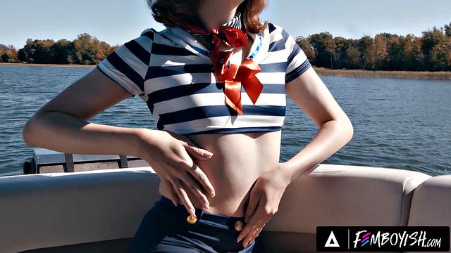 Yuna Yule в морском костюме страстно сосет Harrison Feels на яхте под солнцем летающе сексуальной страсти.