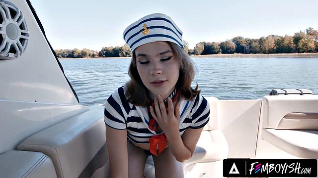 Yuna Yule в морском костюме страстно сосет Harrison Feels на яхте под солнцем летающе сексуальной страсти.