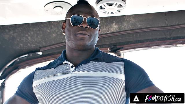 Yuna Yule в морском костюме страстно сосет Harrison Feels на яхте под солнцем летающе сексуальной страсти.