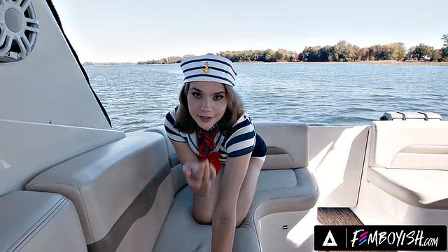 Yuna Yule в морском костюме страстно сосет Harrison Feels на яхте под солнцем летающе сексуальной страсти.