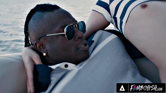 Yuna Yule в морском костюме страстно сосет Harrison Feels на яхте под солнцем летающе сексуальной страсти.