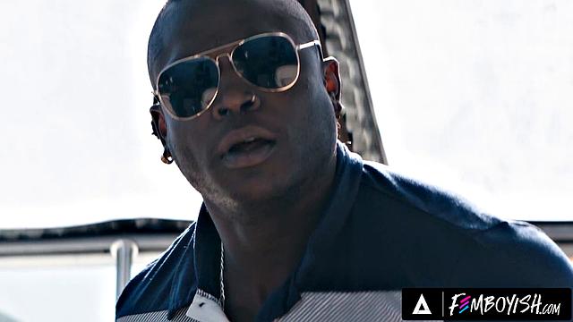 Yuna Yule в морском костюме страстно сосет Harrison Feels на яхте под солнцем летающе сексуальной страсти.