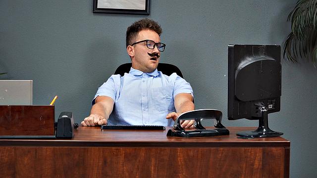 офисная страсть: она рискует всем ради дикого секса