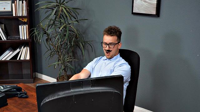 офисная страсть: она рискует всем ради дикого секса