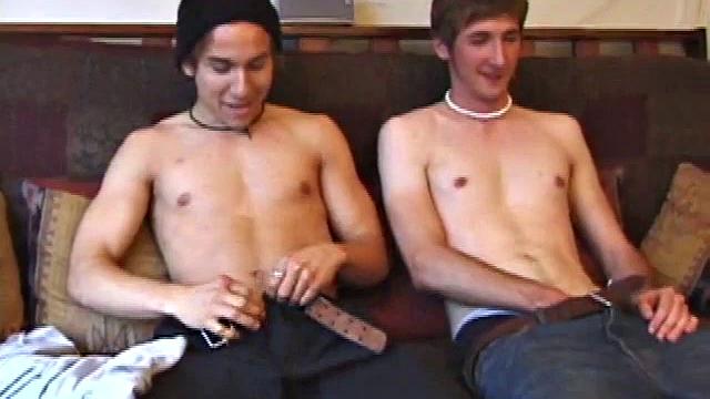 Брок и Майкл страстно сосут друг другу член и дрочат вместе