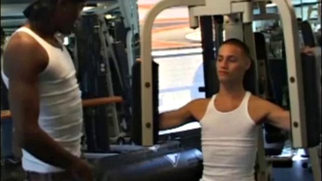 As Black Mamba coaches Nick Ryder in weight training, the Latin stud gets horny and lures Mamba with a kiss.