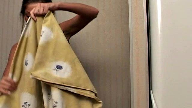 Зина дрочит наедине с большим фиолетовым дилдо