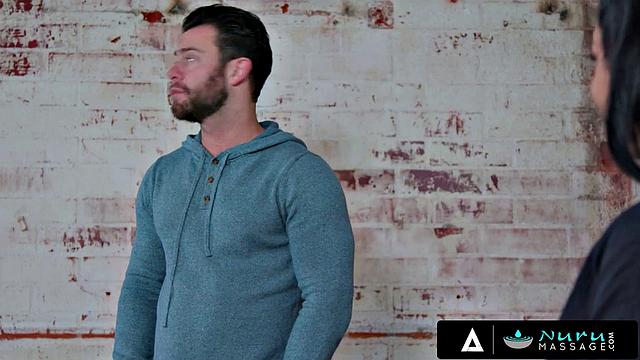 Габи Палтрова сама себя ласкает языком, пока делает минет и кайфует от массажа NURU.