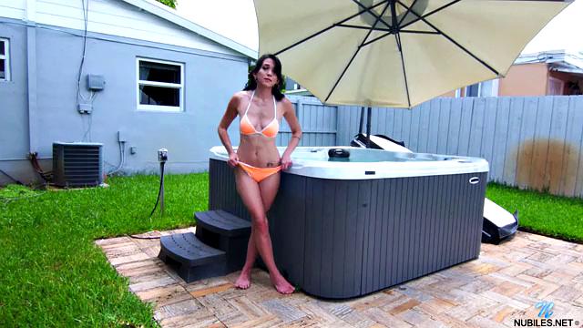 рили джин скинула бикини и устроила жаркую разминку у джакузи