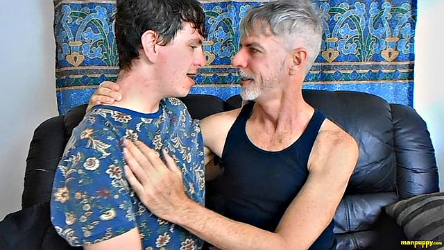 Горячий гей-поцелуй с Кристианом и Ричардом - Кристиан Маркс и Ричард Леннокс