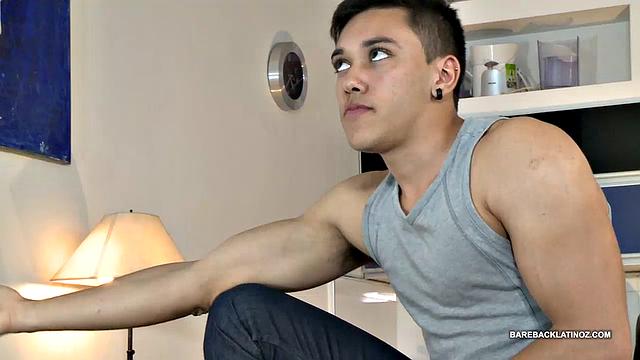 Этан дрочит свой здоровый член до мощного оргазма, не сдерживает стоны