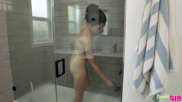 брюнетка ругается с братом в душе и садится на член