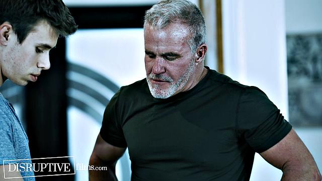 похотливый пасынок не дает скучать отчиму на карантине