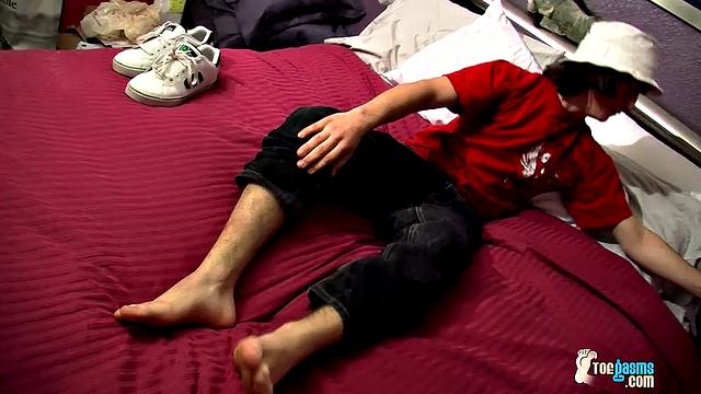 Big Feet And A Bigger Dick! - Seth Efron