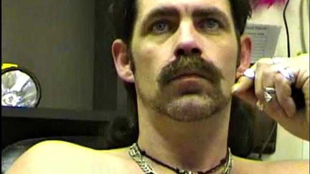 мужики на стройке: инструмент не нужен, когда есть рука